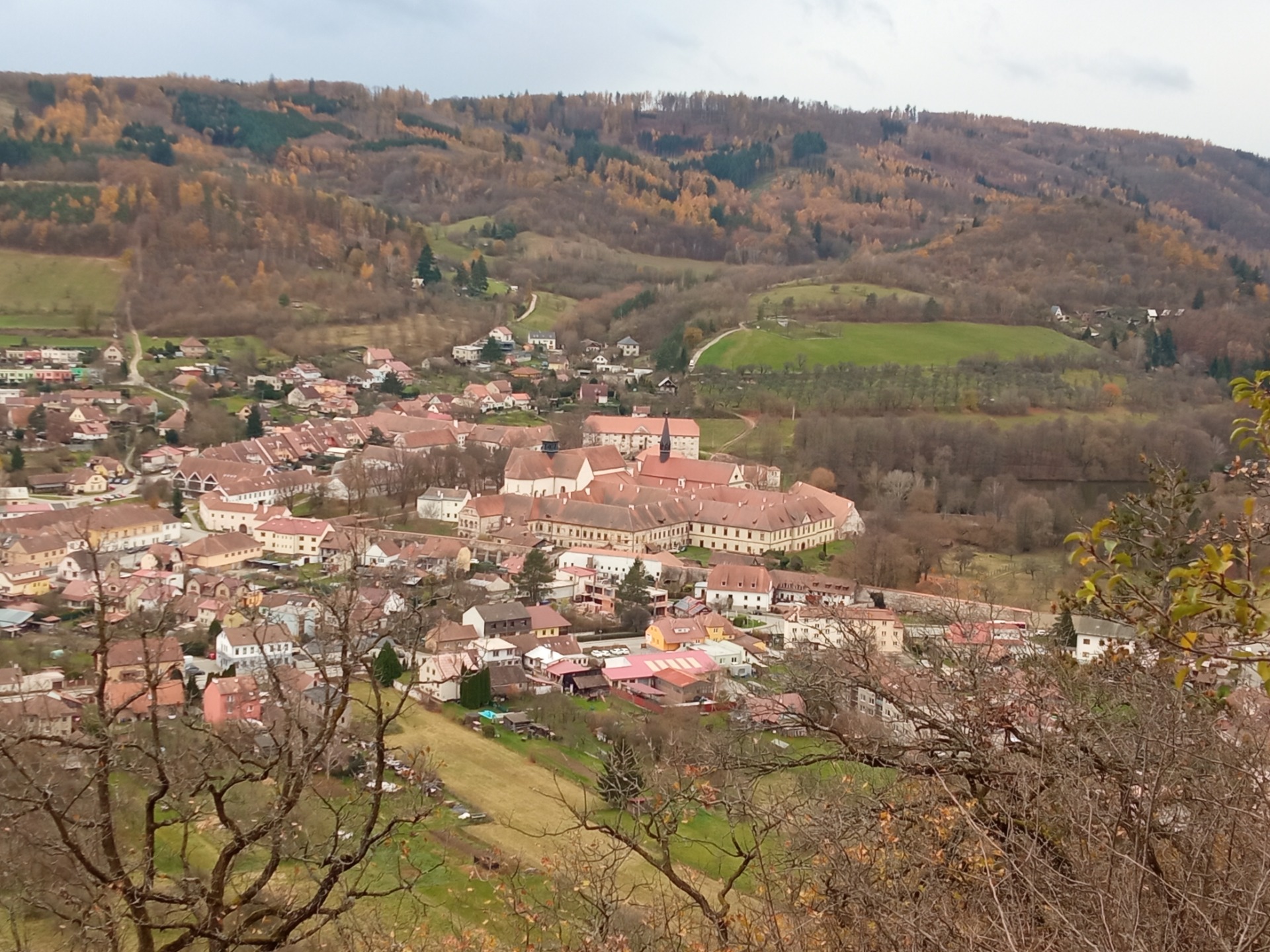 Pohled na klášter Porta Coeli z Květnice